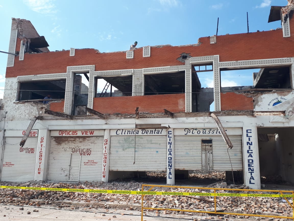 Tras su derrumbe, parte del edificio aplastó un auto estacionado. (Especial)