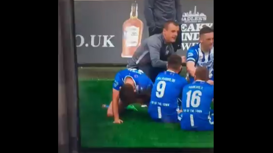 Jugador orina en el campo (Especial)
