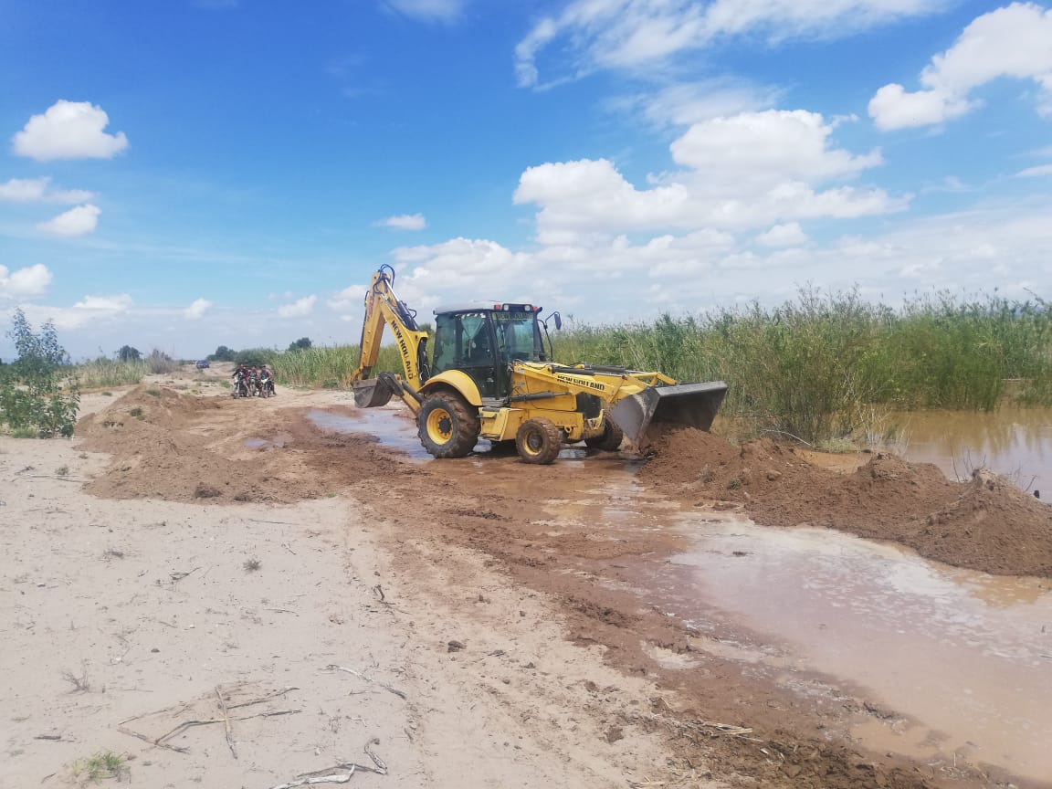 Se levantó un bordo a manera de dique a fin de que el agua siga por el curso del lecho del río Aguanaval. (Especial)