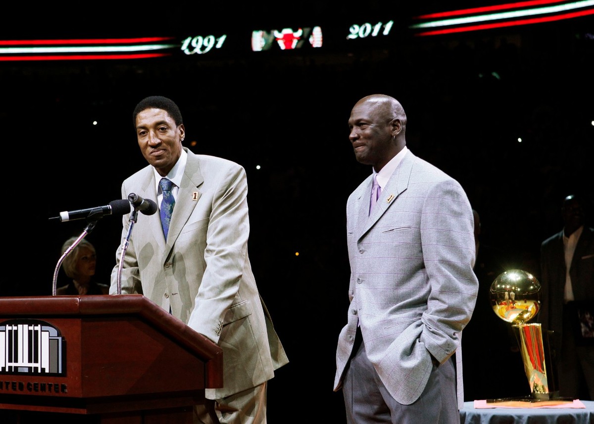Scottie Pippen y Michael Jordan (AP)