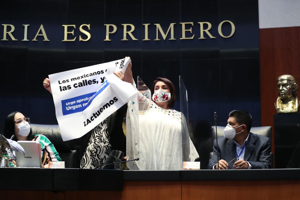 La senadora Antares Vázquez, de Morena, le quitó el cartel. | Silvia Arellano