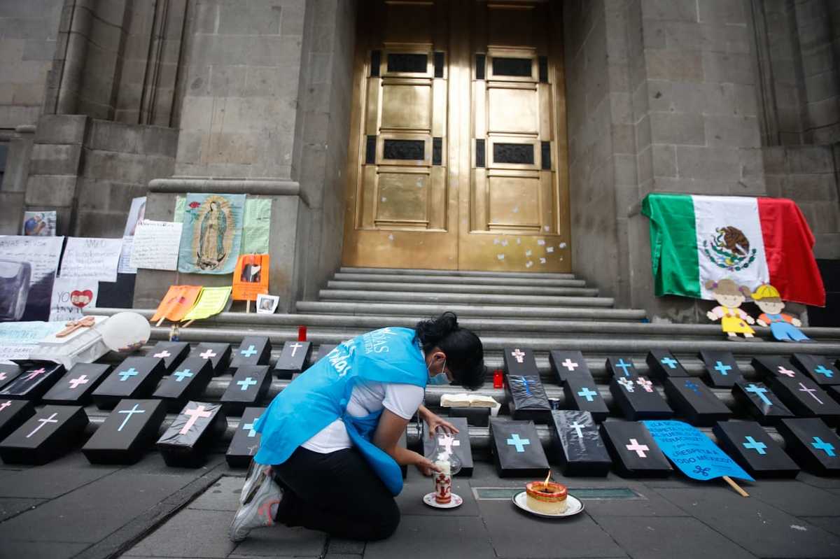 Un grupo de activistas colocó afuera de la Corte cajas negras con cruces azules para mostrar su rechazo. (Araceli López)
