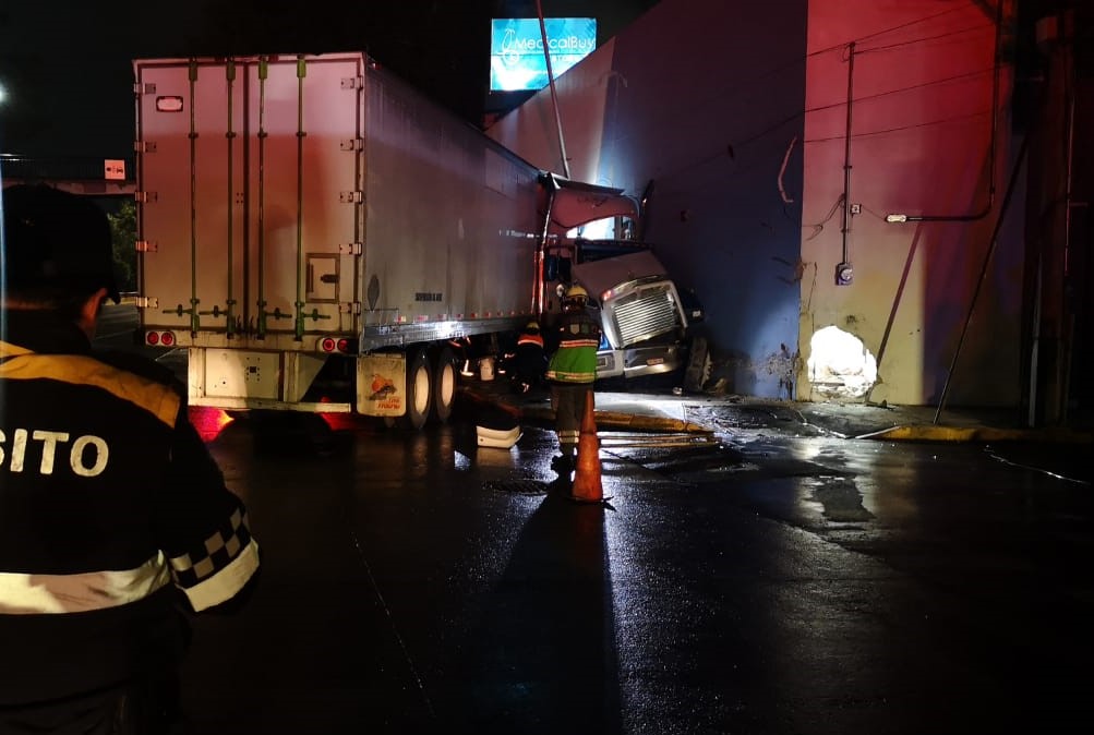 El tráiler chocó con la fachada de un laboratorio en Circuito Interior. | Alejandro González