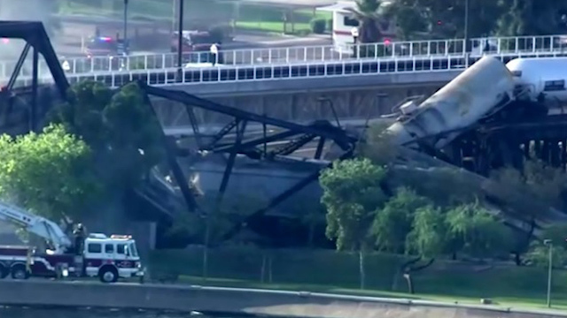 Tren se descarrila y provoca incendio en puente de Arizona
