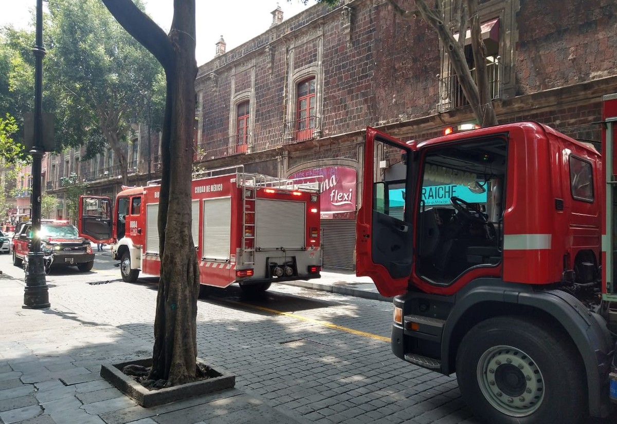 Bomberos de CdMx desalojan edificio por fuga de gas. | César Velázquez