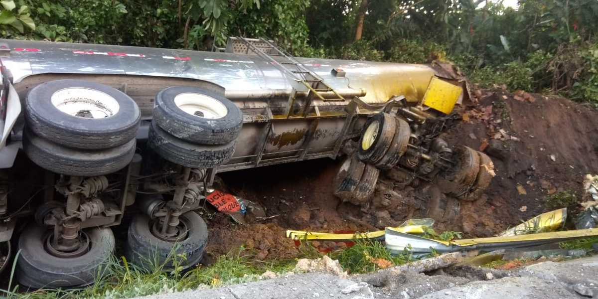 La cabina del tractocamion quedó destrozada. (Julio Navarro Cárdenas)
