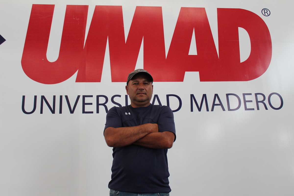 Con la camiseta bien puesta, es como Julio Abel Alcázar se define al frente del soccer varonil en la UMAD. (Especial)