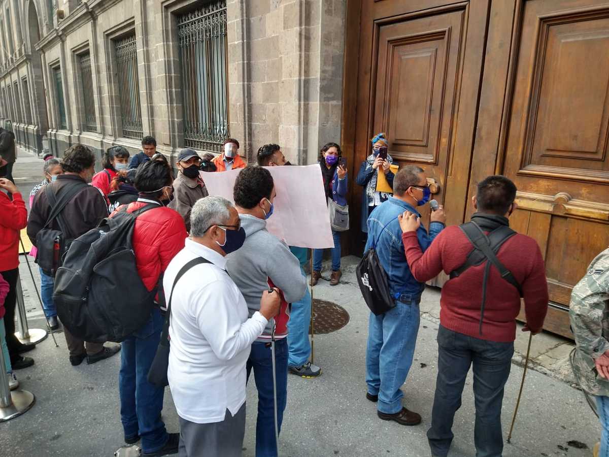 Comerciantes invidentes del Metro protestan frente a Palacio Nacional. | César Velázquez