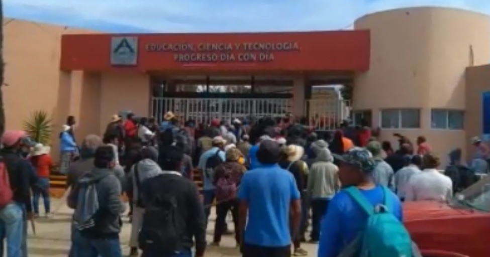 Al no contar con respuestas satisfactorias a sus peticiones, los inconformes tomaron  el Instituto de Educación, Ciencia y Tecnología “Progreso Día co