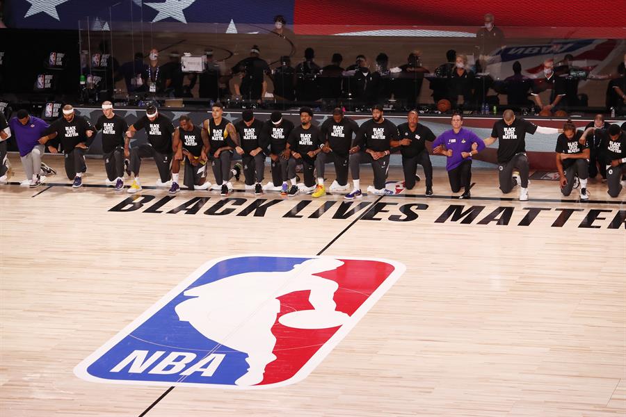 Estrellas de la NBA hincan la rodilla contra el racismo en reinicio de temporada (EFE)