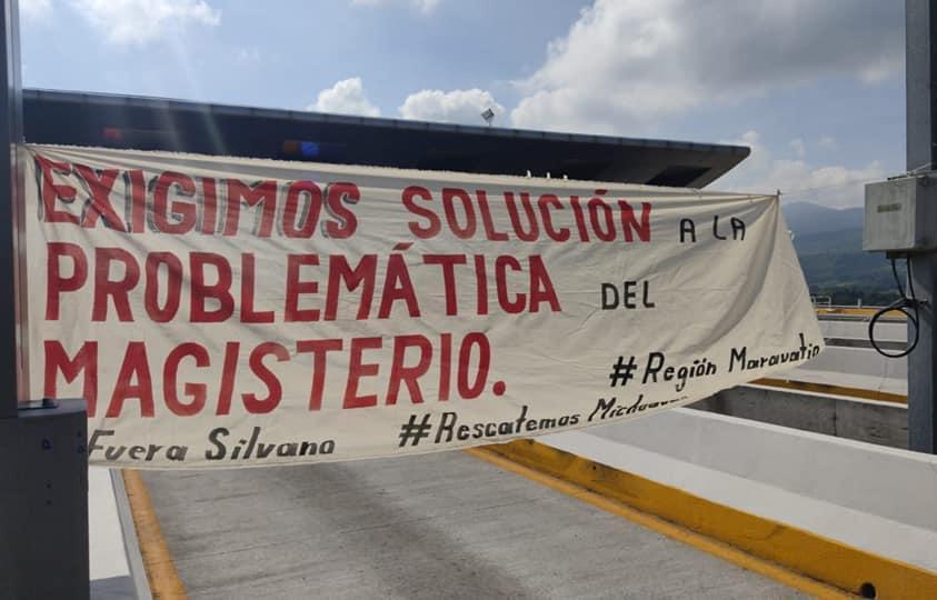 Los inconformes han dejado circular de manera intermitente a los conductores de vehículos particulares. (Jocelyn Estrada)