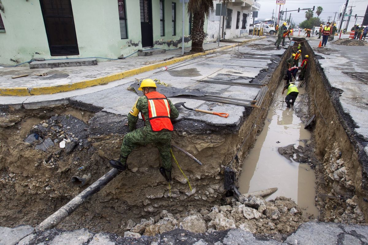 Integrantes de la Sedena aplican el Plan DN-III-E en Nuevo León tras el paso de 'Hanna'. (Cuartoscuro)