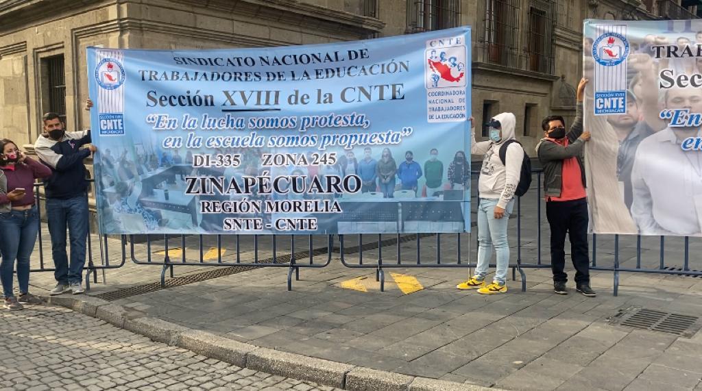 Maestro de la CNTE en Michoacán protestan en Palacio Nacional. | César Velázquez.