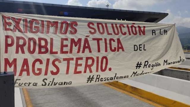 En Michoacán, profesores de la CNTE bloquean carreteras y toman casetas
