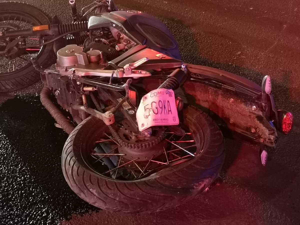 El motociclista se derrapó tras invadir la glorieta de la Palma, en Reforma. | Alejandro González