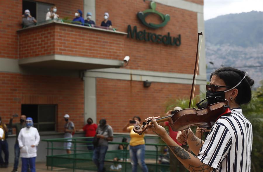 Músicos colombianos llevaron melodías y cartas a personal médico en Medellín. (EFE)