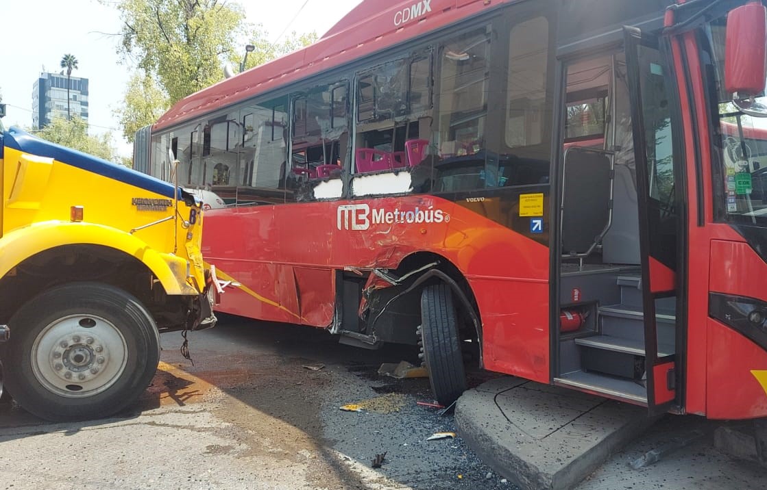 Unidad de Línea 1 del Metrobús de CdMx choca con tráiler en Insurgentes. | César Velázquez