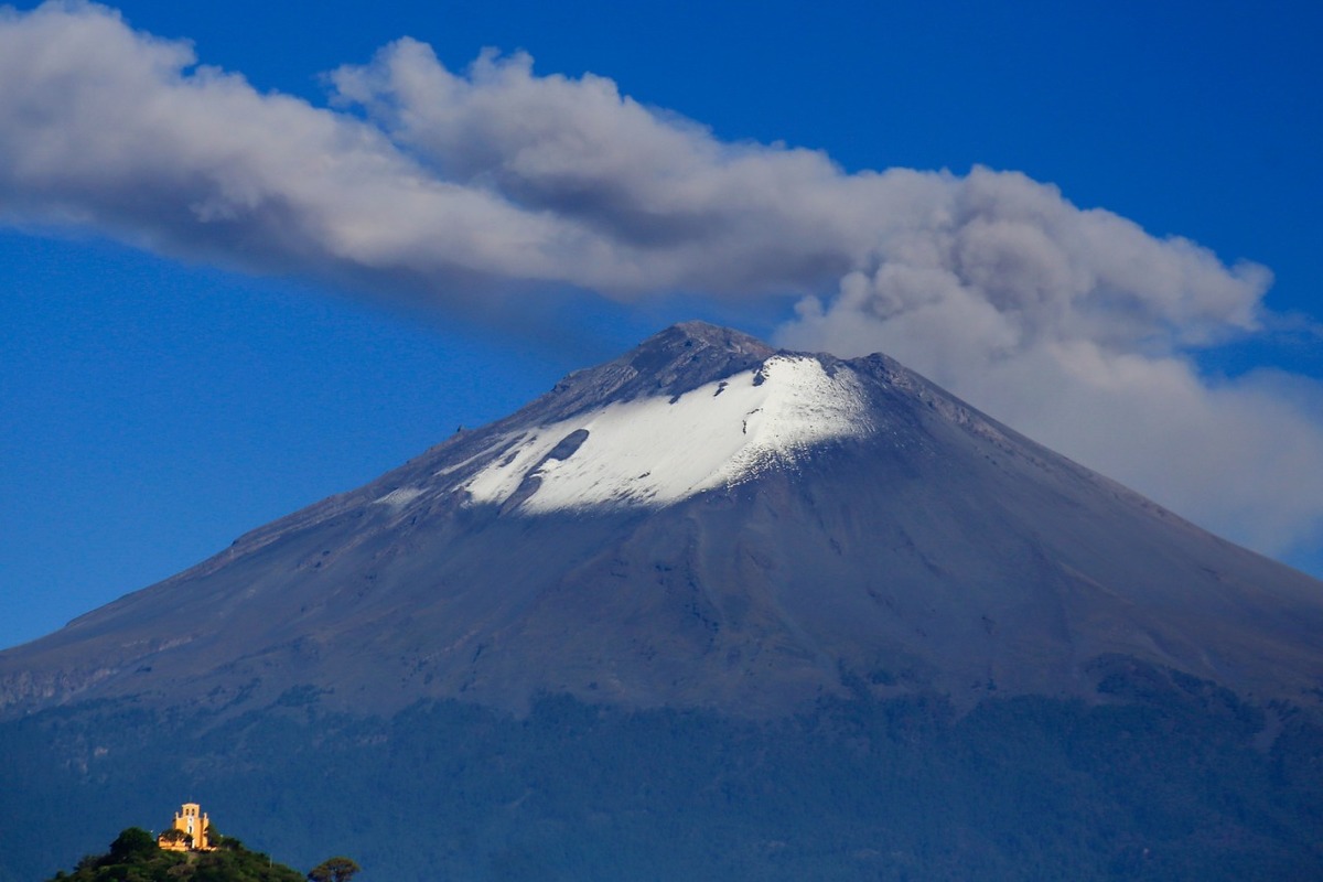 Vista de la actividad del volcán Popocatépetl y la Ermita dedicada al Arcángel San Miguel desde Atlixco, Puebla. (Andrés Lobato)
