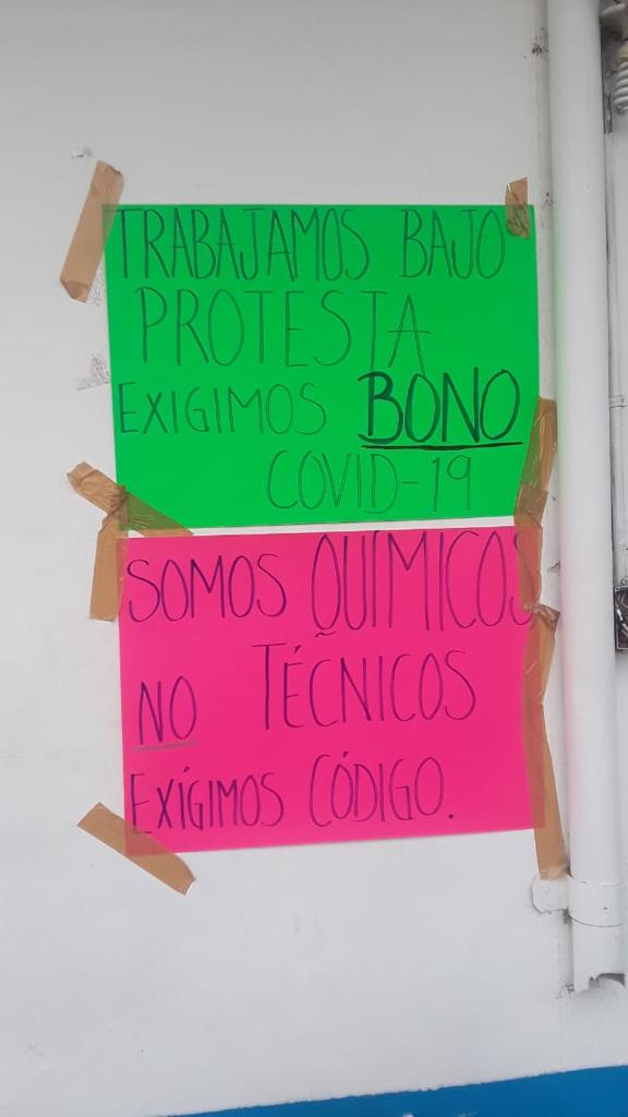 Colocaron varias pancartas donde expresan trabajar bajo protesta. (Especial)