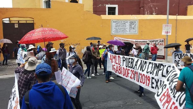 Extrabajadores del Seguro Popular son recibidos por el gobernador, tras manifestarse