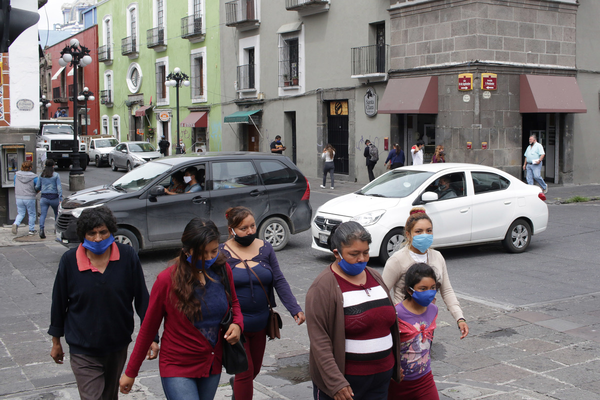 Un grupo de personas pasea en las calles del Centro Histórico, pese a pandemia por covid-19. (Agencia Enfoque)