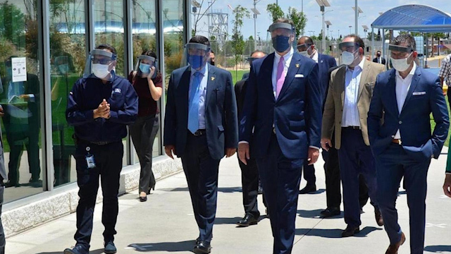 Javier Corral y Christopher Landau visitan planta de Ford en Chihuahua