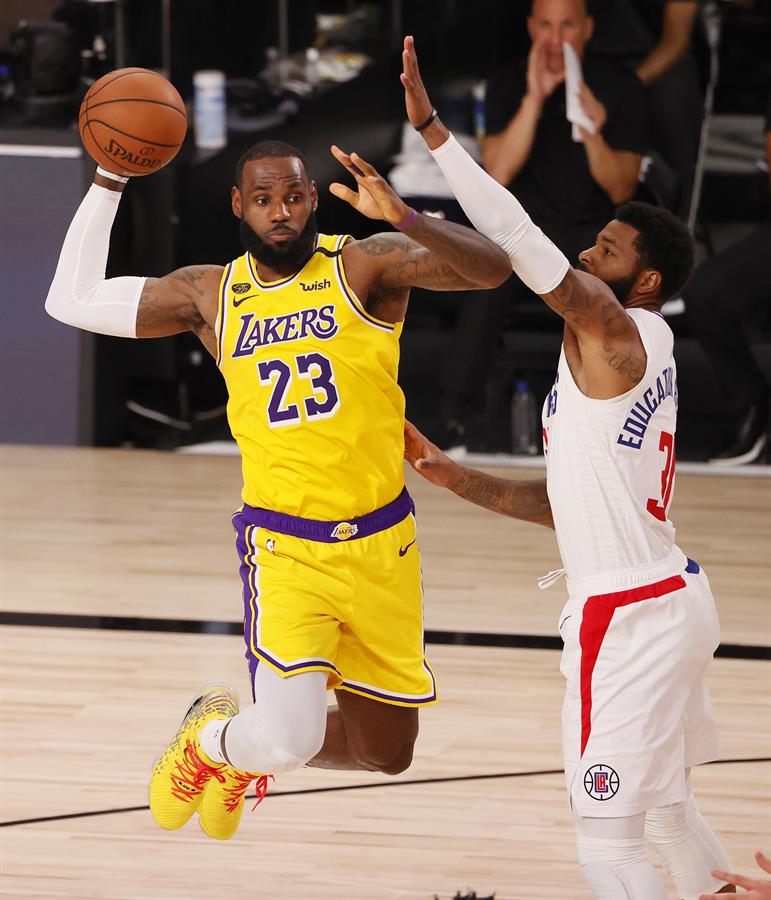 LeBron James en la victoria sobre los Clippers (EFE)