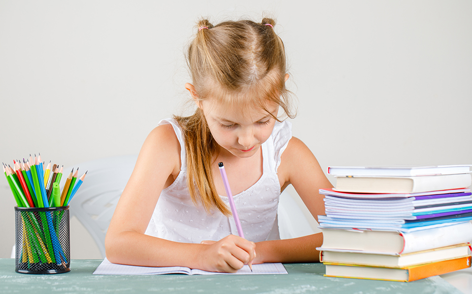 Se sugiere que incluso en vacaciones escolares los niños sigan con la práctica del dictado y cálculo mental. (Foto 8photo, Freepik)