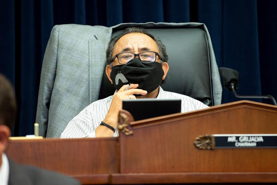 El congresista demócrata por Arizona, Raúl Grijalva, anunció este sábado que dio positivo para covid-19. (EFE)
