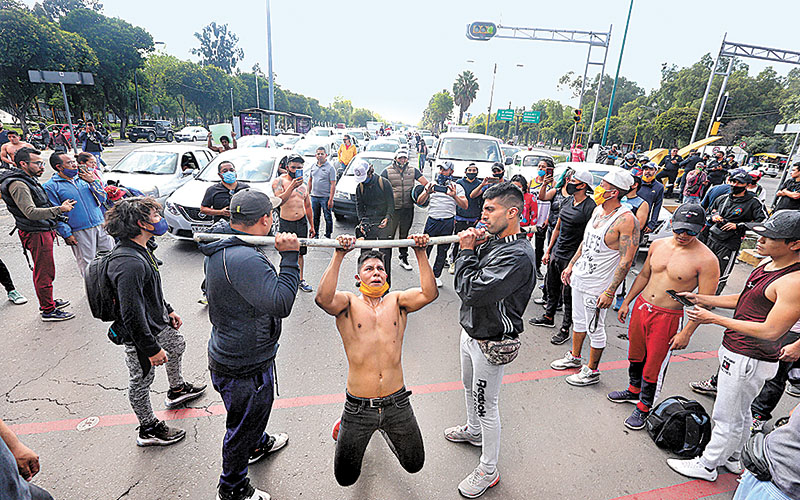 Deportistas bloquearon Congreso de la Unión para pedir la apertura de parques. (Jorge Carballo)