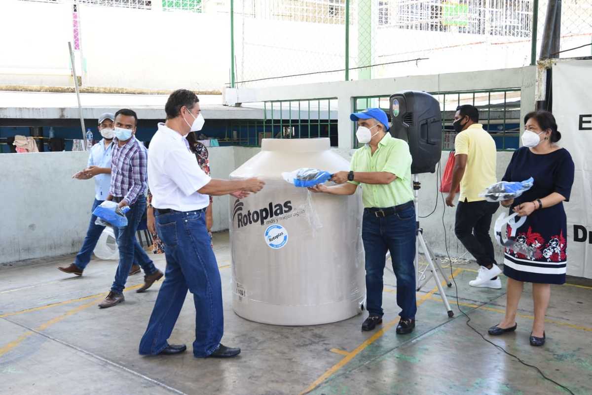 El diputado entregó los apoyos en la colonia La Garita en Acapulco. (Especial)