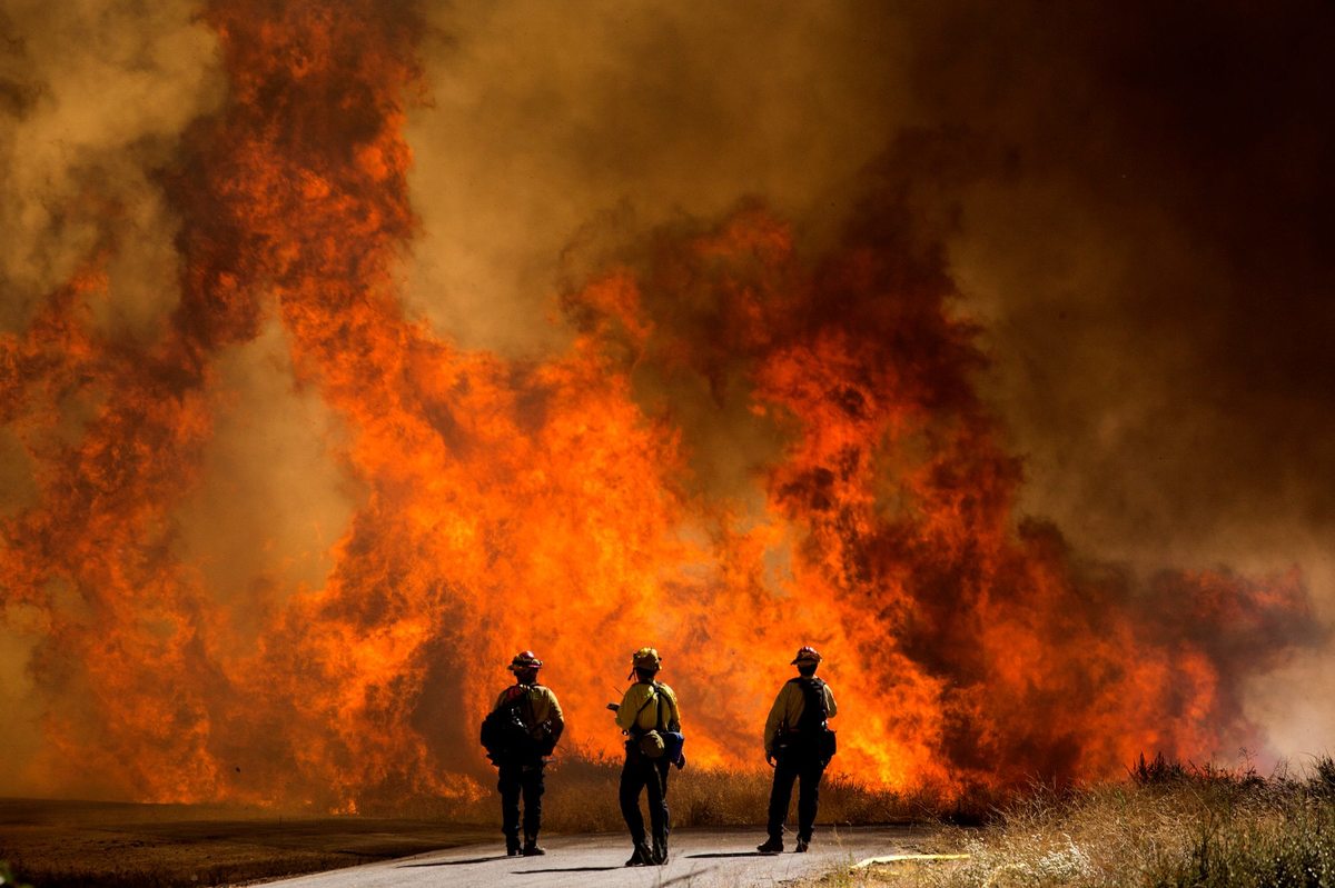 El incendio, que inició como dos fuegos adyacentes, fue reportado poco antes de las 17:00 horas de ayer. (AP)