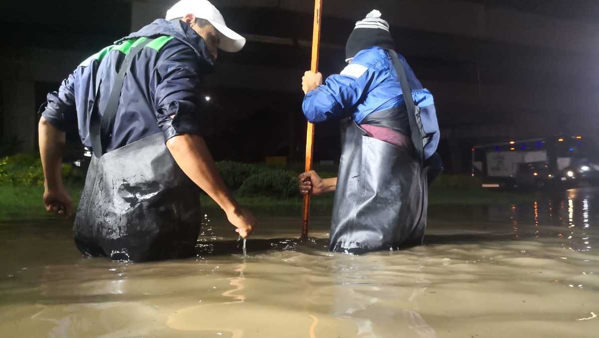 Las inundaciones fueron ocasionadas por la acumulación de basura en las coladeras. (Especial)