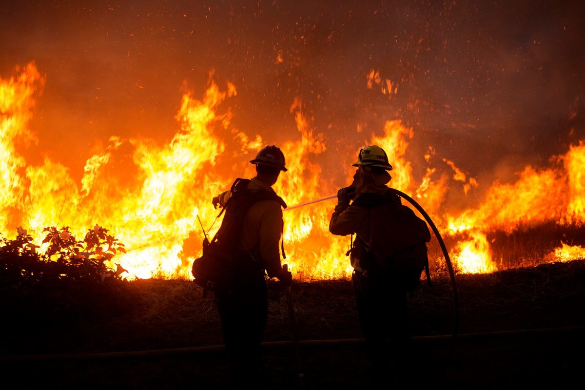 ​​El llamado Incendio Apple aumentó al doble su extensión durante la noche. (AP)