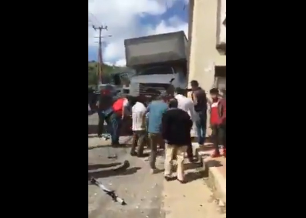 Los pobladores comenzaron a auxiliar a los lesionados. (Abraham Jiménez)