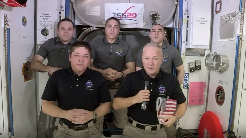 Está previsto que Behnken y Hurley salgan de la EEI en una cápsula SpaceX el sábado y lleguen a la costa de Florida el domingo. (AP)