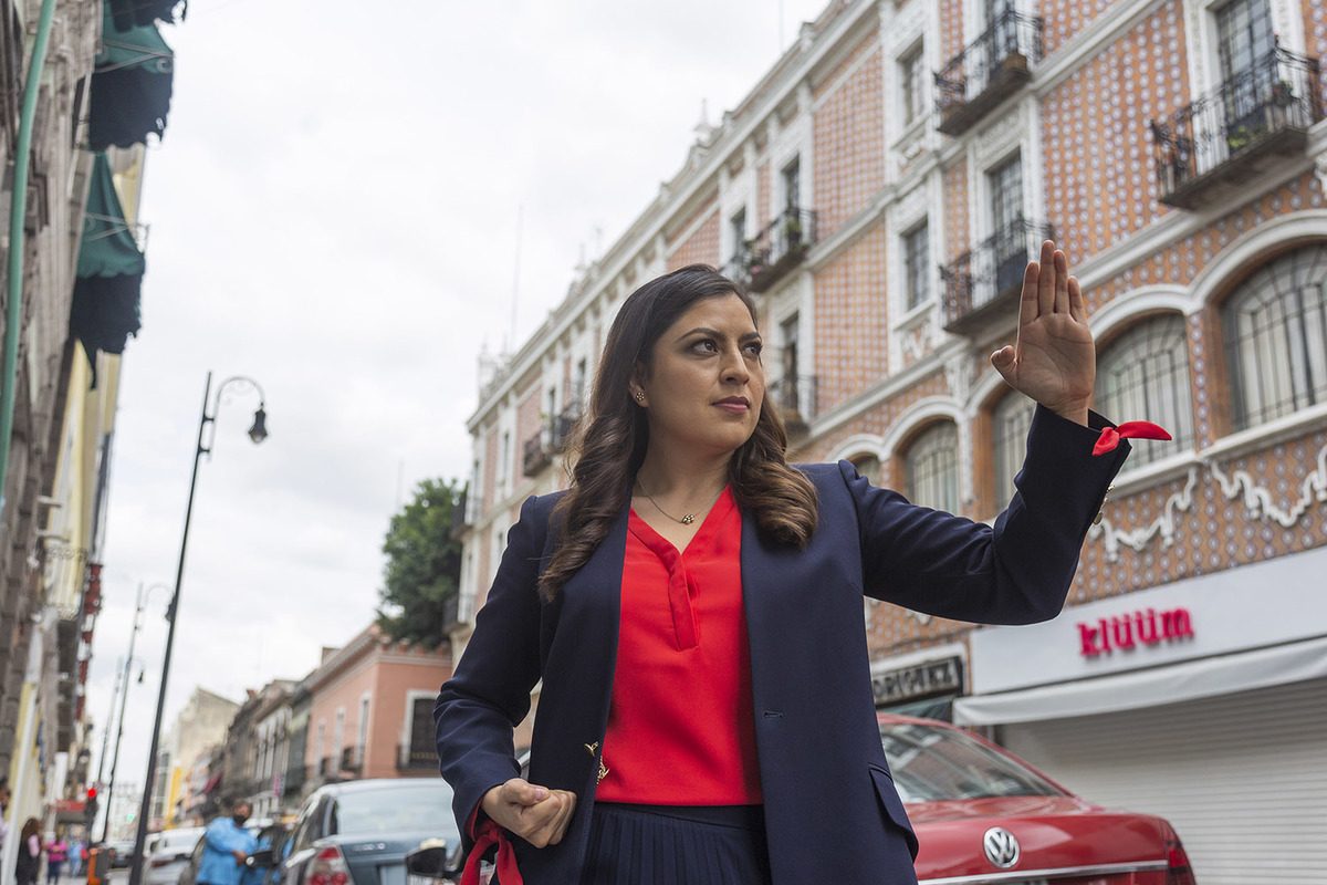 “Se han reducido mucho los ratos libres, pero me gusta leer", comenta Claudia Rivera.  (Andrés Lobato)