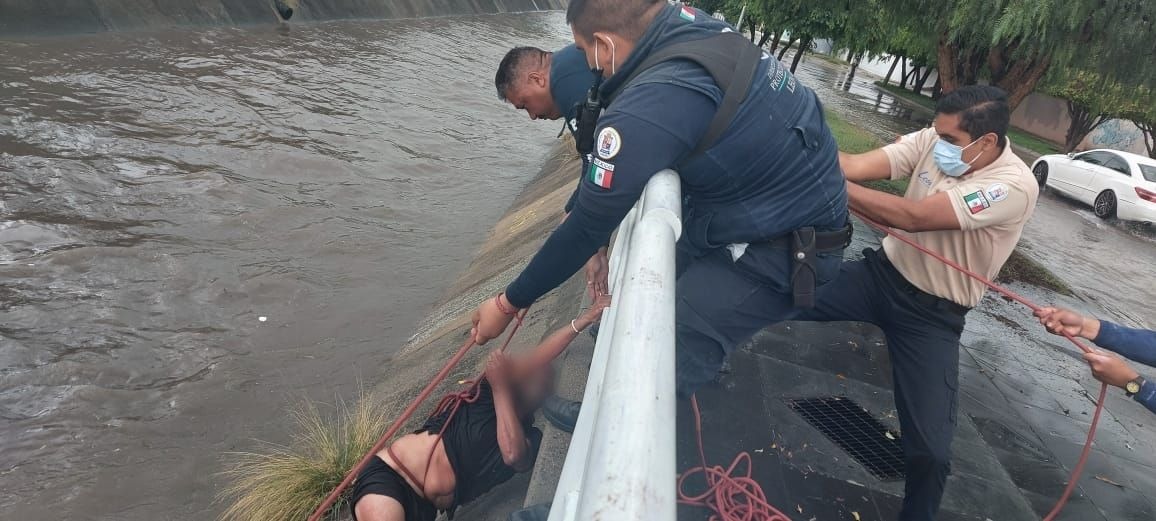 Rescatan a hombre que cayó a Río Mariches, en León