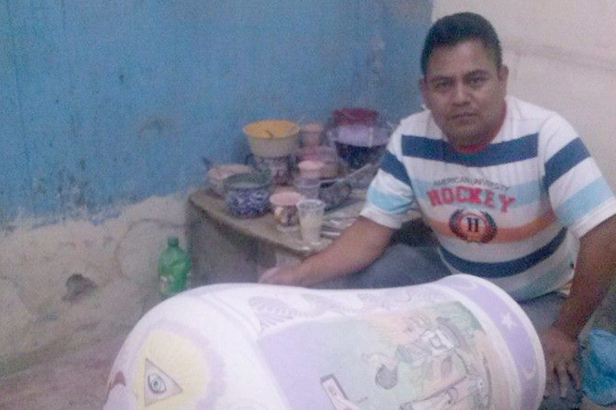 Víctor García acumula dos décadas de experiencia en el pintado y decorado de piezas de talavera. (Especial)