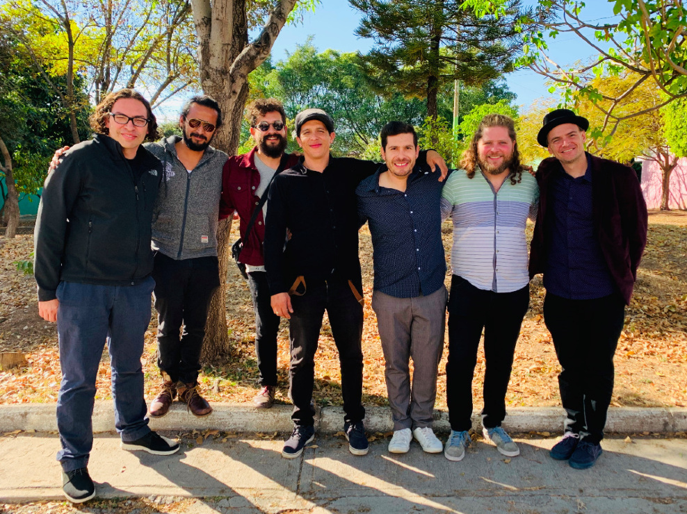 La banda originaria de Aguascalientes y el guitarrista Todd Clouser. (Cortesía: La Pingo's Orquesta)