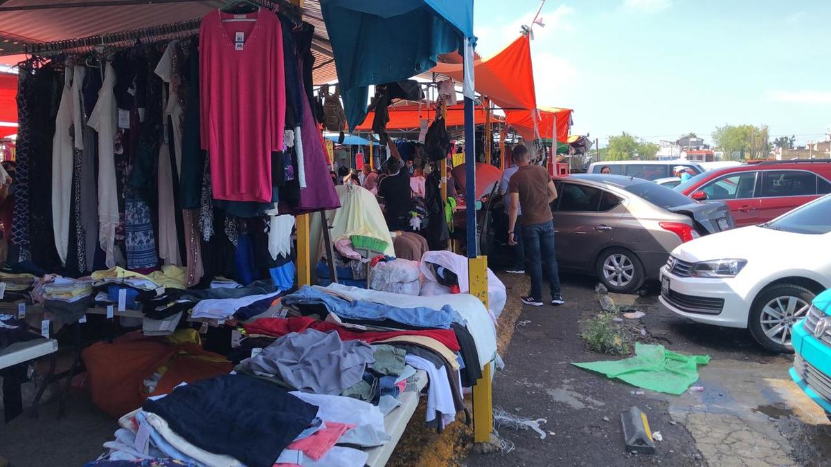 El conductor de un automóvil perdió el control y se fue contra varios puestos. (Cortesía)