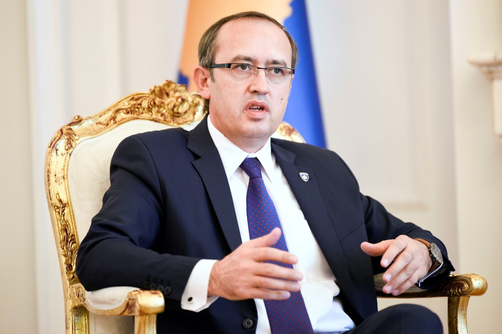 Kosovo maneja un sistema parlamentario con presidente y primer ministro al mando; Avdullah Hoti dirige el parlamento. (AFP)