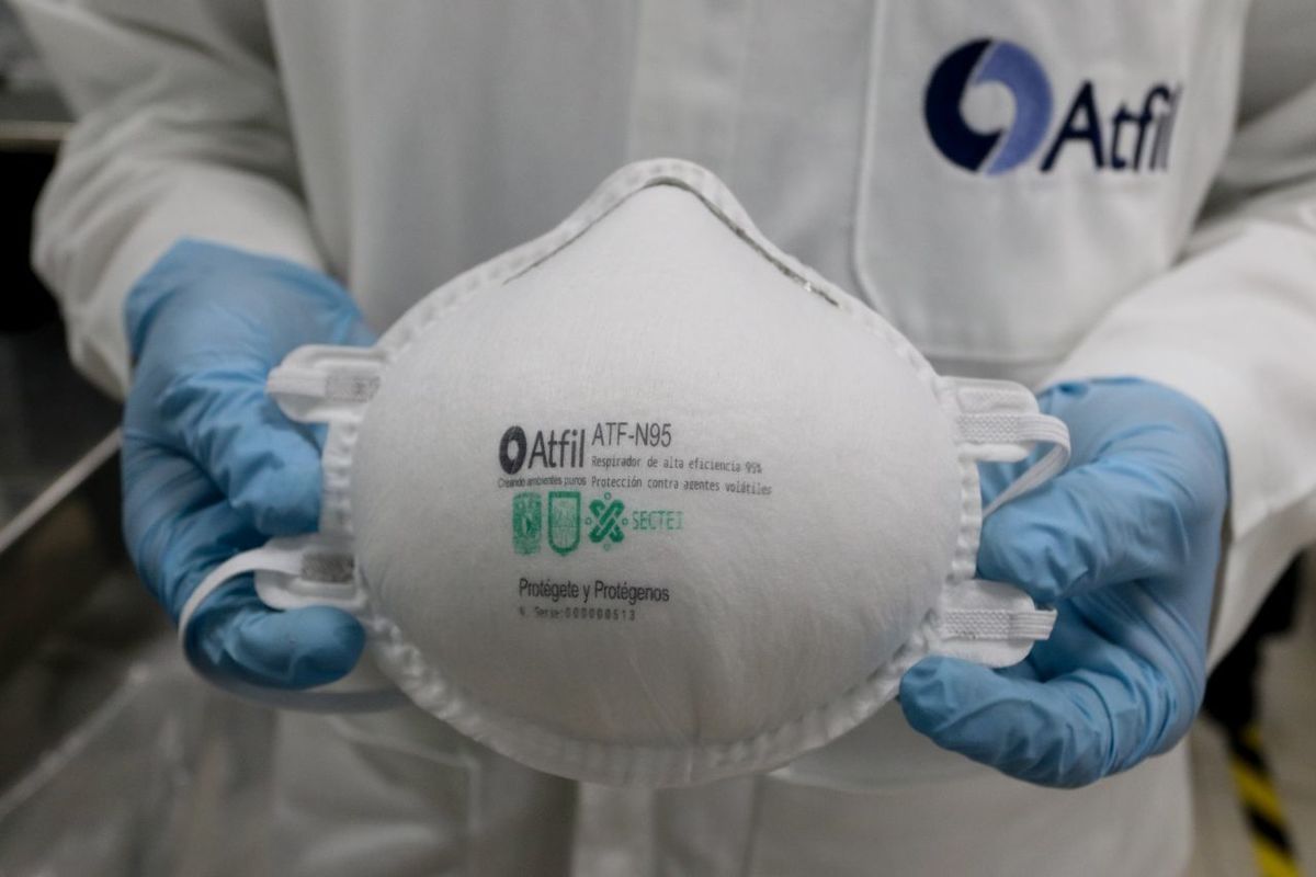 La mascarilla N95 es para personal médico que realiza pruebas o intuba a pacientes con covid-19. (Archivo Cuartoscuro)
