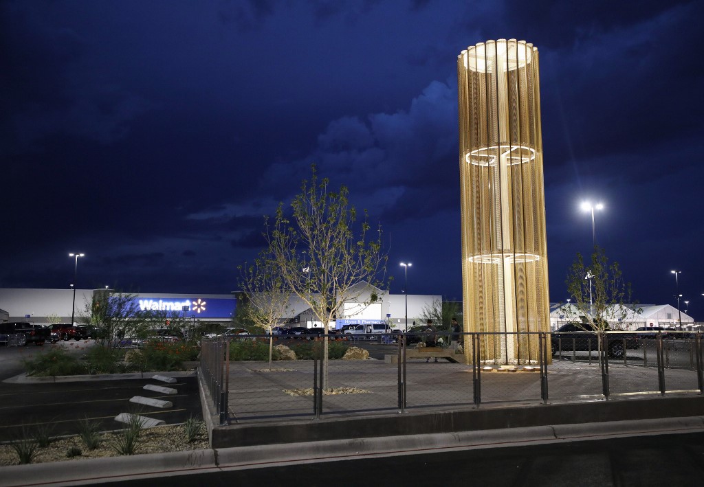 El memorial instalado en el Walmart de El Paso Texas; 23 personas murieron tras el ataque. (AFP)