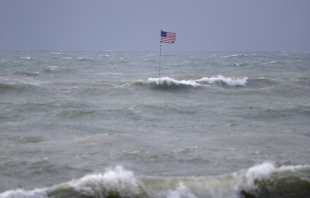 Las autoridades cambiaron la alerta de tormenta tropical a hucarán. | AP