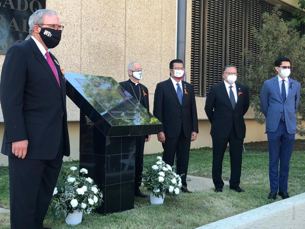 Autoridades e invitados especiales procedieron a la develación de la placa en honor a las víctimas del 3 de agosto. (Norma Ponce)