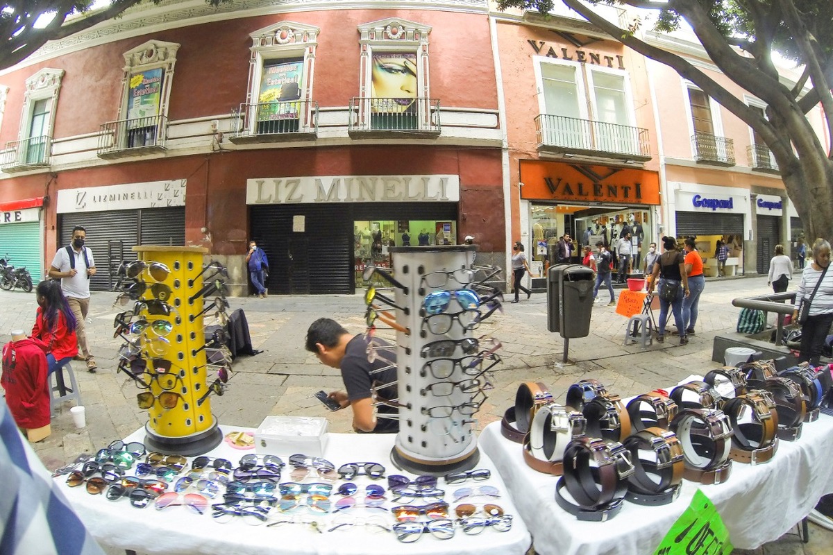Los comerciantes establecidos se les cierra su negocio y a los informales se les permite su actividad. (Andrés Lobato)