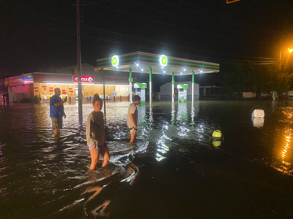 El huracán Isaías tocó tierra alrededor de las 23:10 horas en Carolina del Norte. (AP)