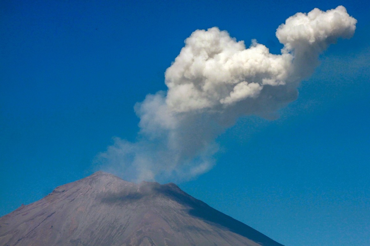 En un lapso de 24 horas, el volcán Popocatépetl presentó más de 21 horas y media de tremor. (Andrés Lobato)
