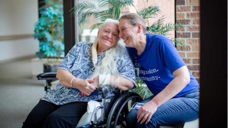 Las hermanas reunidas (Twitter @MeaningOfCare).